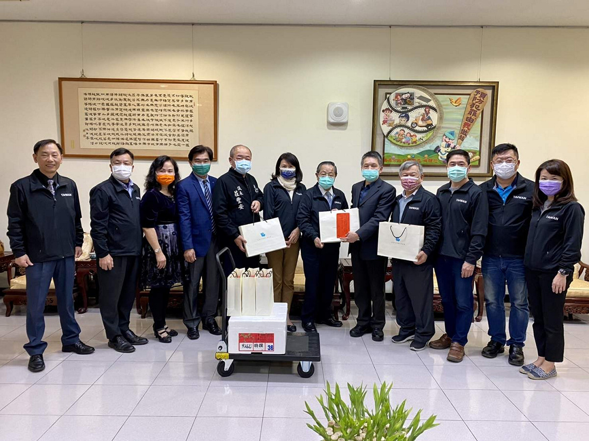 小英之友會28日慰問嘉義市警方執行春安及防疫工作的辛勞。 圖：嘉義市小英之友會/提供