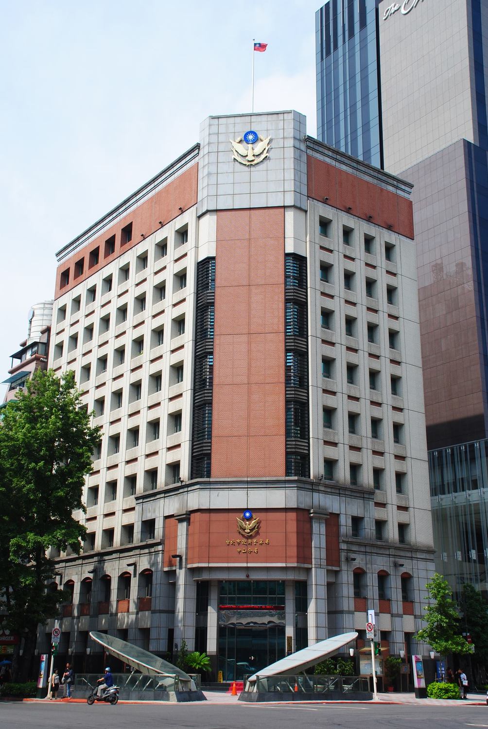 台北市中山區一名居家期滿檢疫男子被發現猝死在防疫旅館內，警方已展開調查並封鎖現場。 圖：取自粉專「中山分局波麗士」