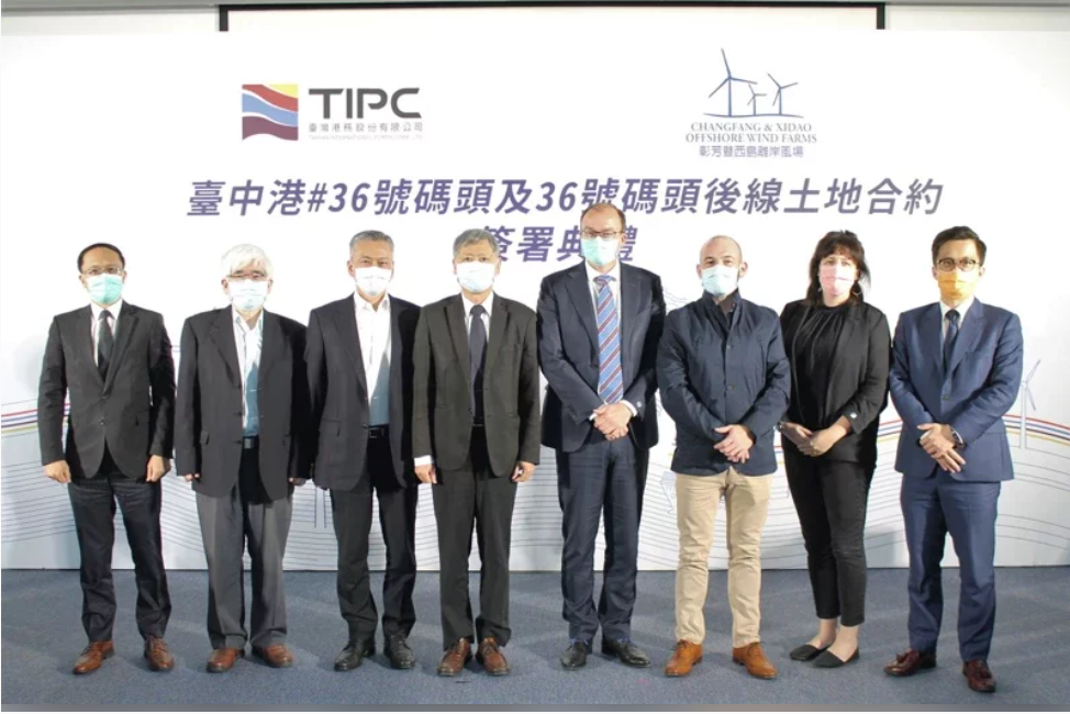 「彰芳暨西島離岸風電計畫」將於2023年租用台中港36號碼頭執行風場工程，帶動台中港風機產業聚落。圖為為台灣港務股份有限公司董事長李賢義（左4）與彰芳暨西島離岸風電計畫執行長 Dennis Sanou（右4）合影。 圖：哥本哈根基礎建設基金／提供