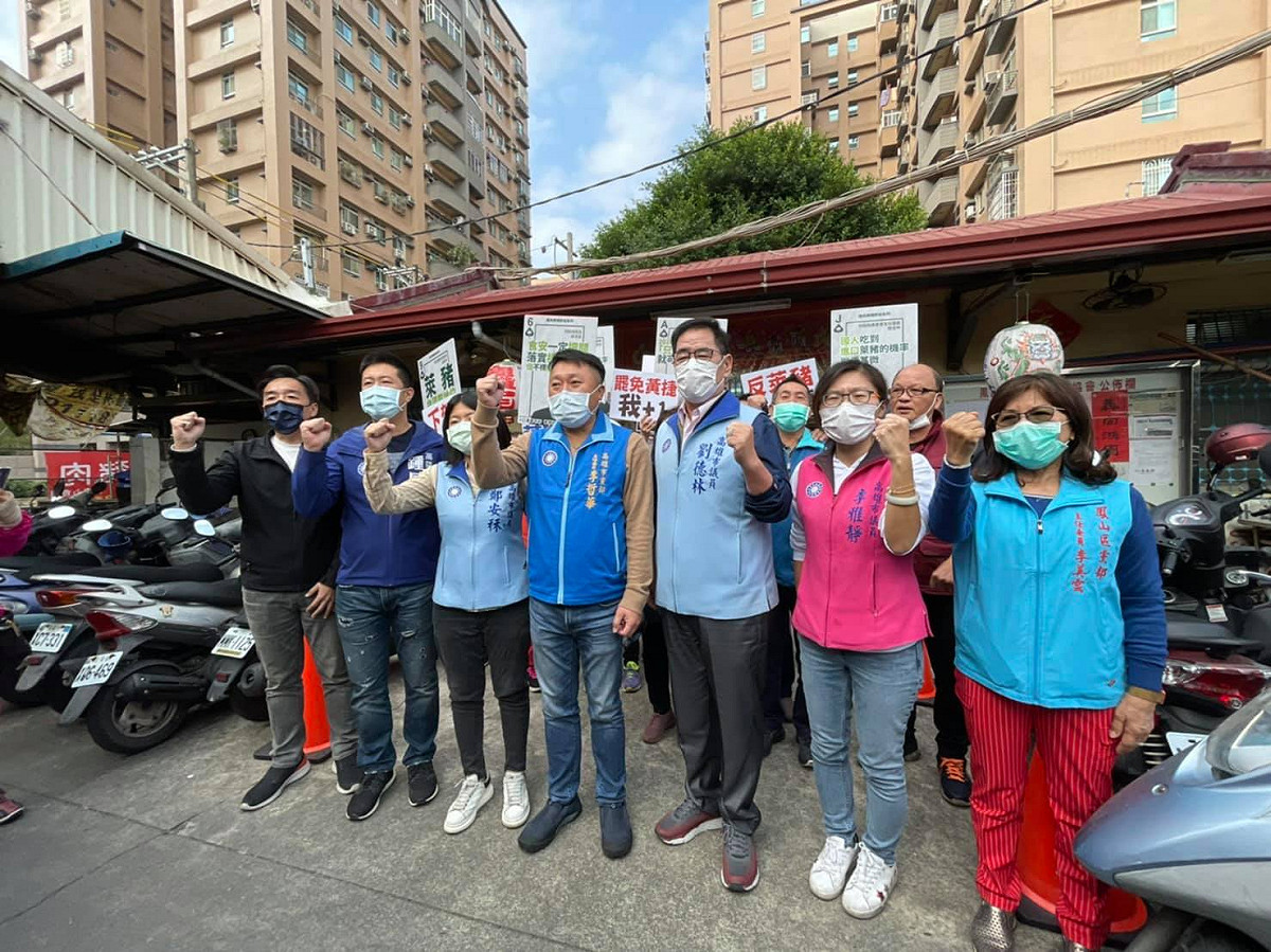 國民黨高雄市黨部主委李哲華今與多位黨籍議員在鳳山工協市場宣傳罷捷投票。 圖：擷取自中國國民黨高雄市黨部臉書（資料照）