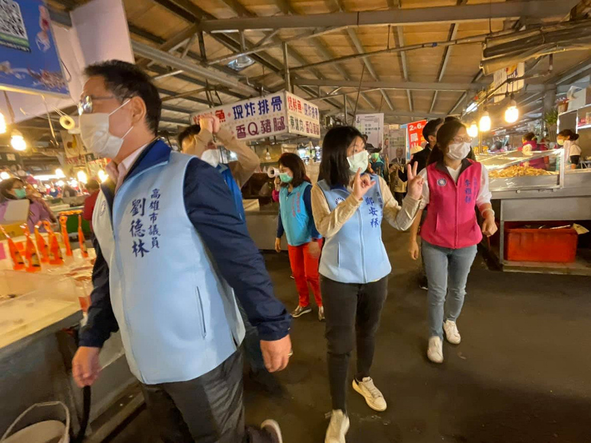 國民黨高雄市黨部眾議員今日前往鳳山工協市場，向民眾喊話投下罷免黃捷同意票。 圖：擷取自中國國民黨高雄市黨部臉書