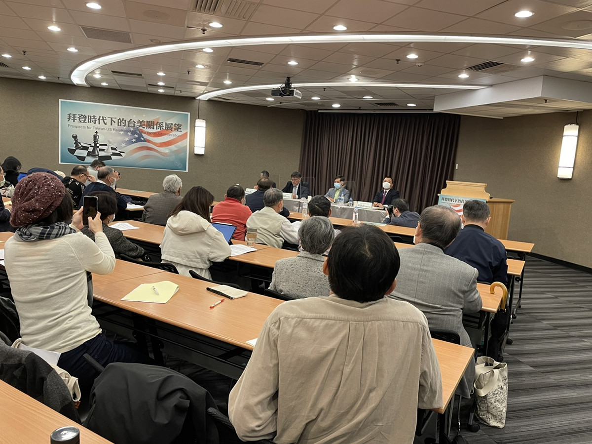 「拜登時代下的台美關係展望」座談會今日下午在集思台大會議中心柏拉圖廳舉行，與會專家包含台灣安保協會副理事長李明峻、國立陽明大學副校長司徒文等多位專家與學者。 圖：台獨聯盟／提供