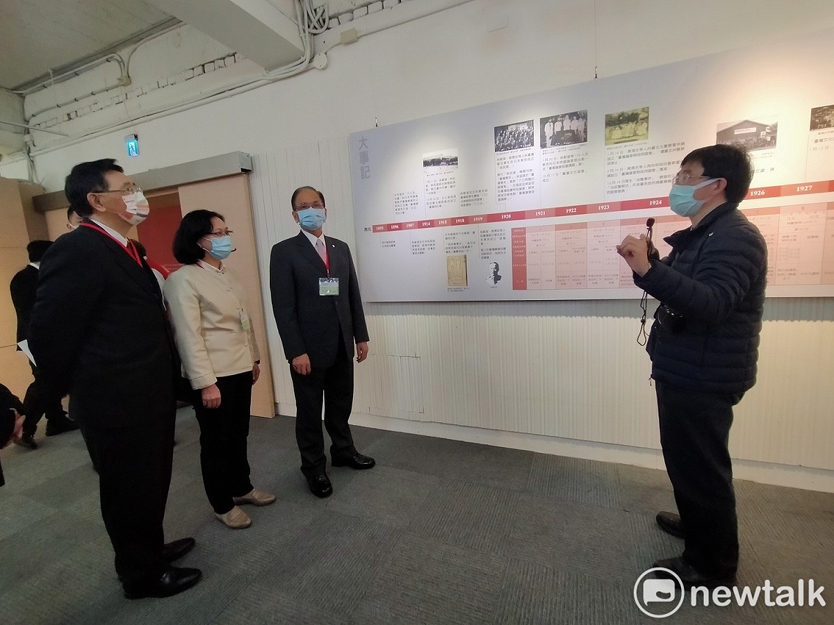 游錫堃參觀「臺灣議會設置請願運動百年展」。 唐復年/攝