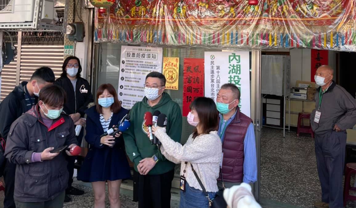 民進黨前主席卓榮泰31日投完票後接受媒體訪問 圖：卓榮泰臉書