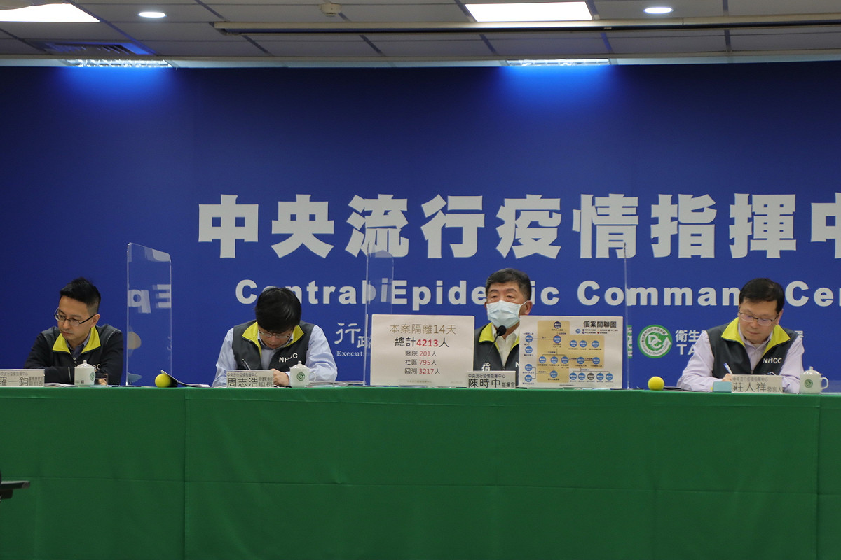中央流行疫情指揮中心指揮官陳時中（右二）公布案908、案889接觸情形。 圖：中央流行疫情指揮中心/提供