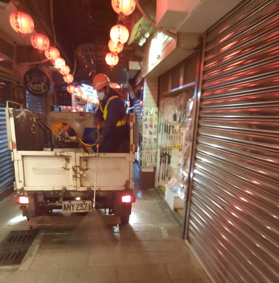 新北市環保局在九份老街消毒。 圖：新北市環保局提供