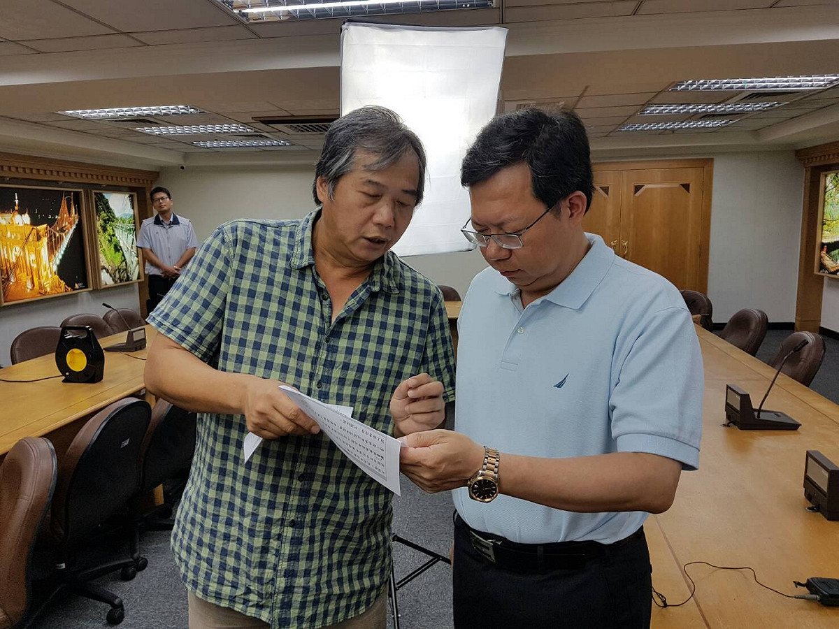 紀錄片導演吳乙峰出席桃園市活動，與市長鄭文燦合影 圖：臉書「紀錄桃園」