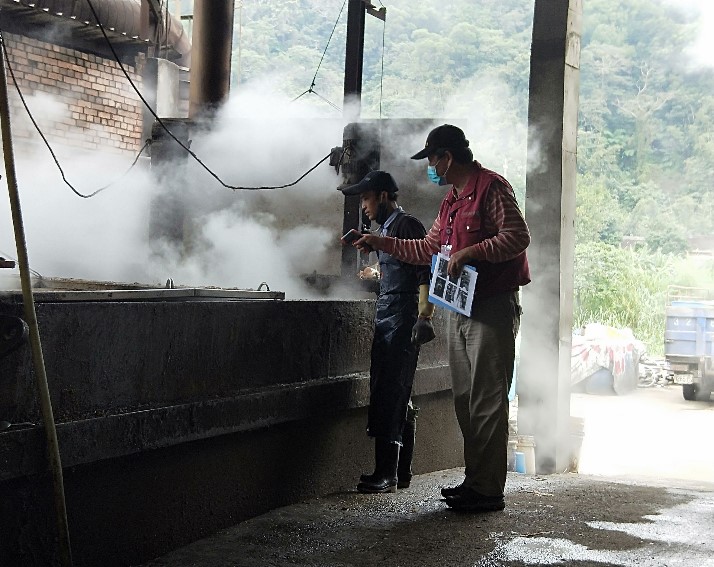 動保處防疫人員教導養豬場使用紅外線測溫器。 圖：新北市動保處提供