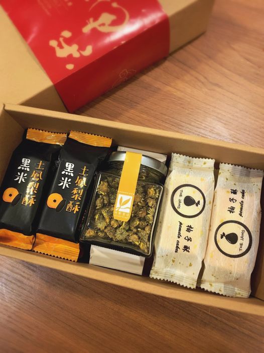 呷米蔬食推出的黑米土鳳梨酥及柚子酥。  圖：新北市農業局提供（資料照）