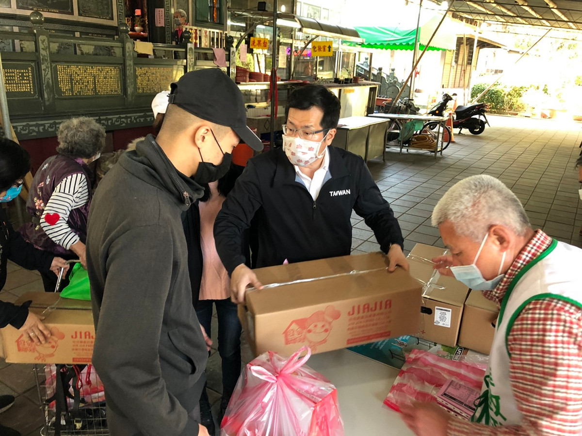 立委羅致政等人送暖給埔墘地區兩百多個弱勢家庭與民眾。 圖：羅致政服務處提供