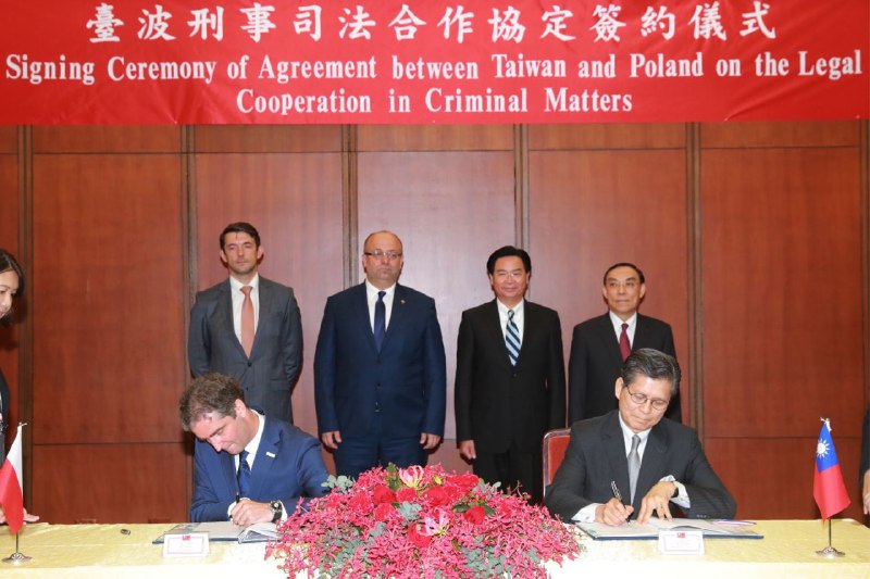 2019年，我駐波蘭代表處大使施文斌（前右一）與波蘭臺北辦事處梅西亞處長（前左一）共同簽署《臺波刑事司法合作協定》，外交部長吳釗燮（後右二）、法務部長蔡清祥（後右一）以及來訪的波蘭司法部次長皮耶比亞克（後左二）、該部國際合作暨人權司司長馬斯沃（後左一）出席見證。 圖：翻攝自外交部官網