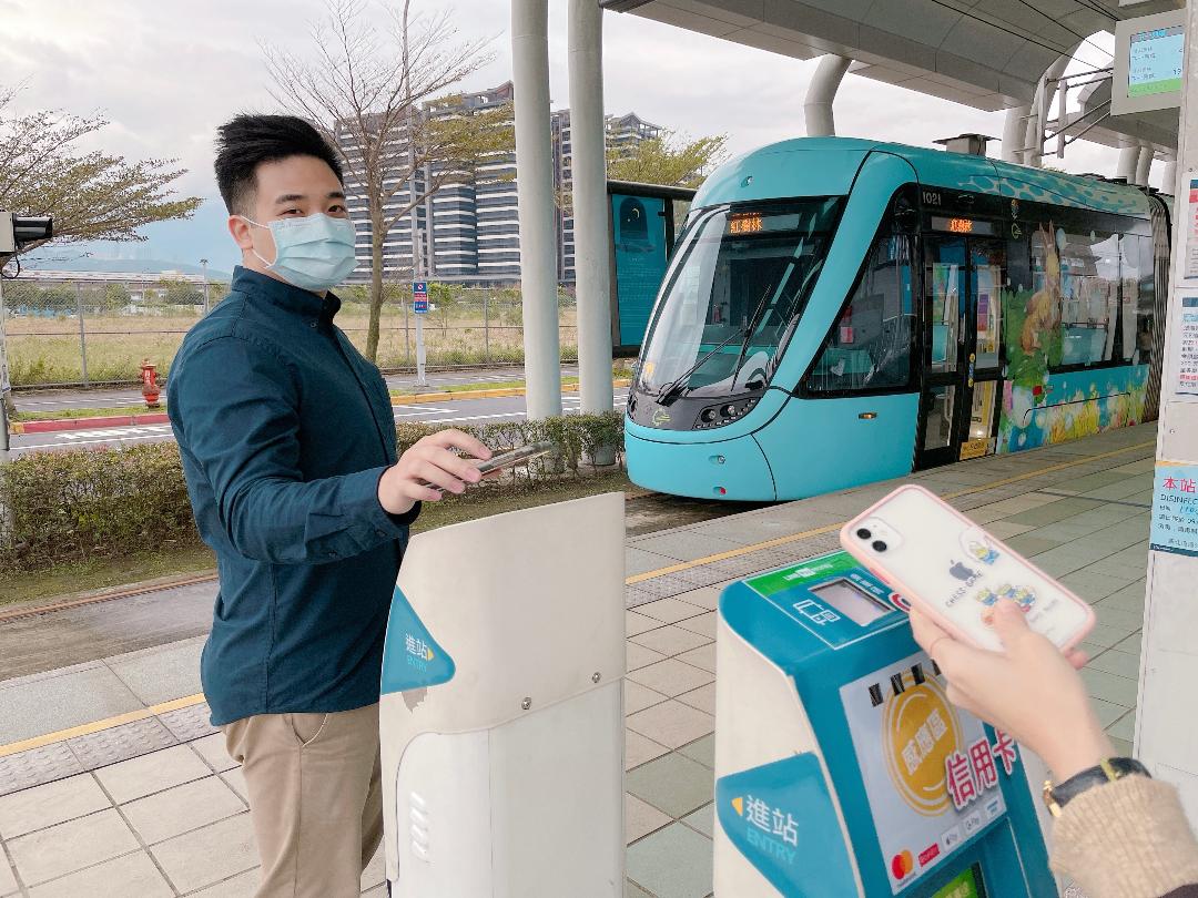 2月1日起搭淡海輕軌刷動支付免費1個月。 圖：新北捷運公司提供