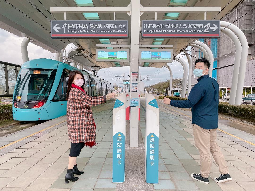 搭乘淡海輕軌請記得戴好口罩。 圖：新北捷運公司提供