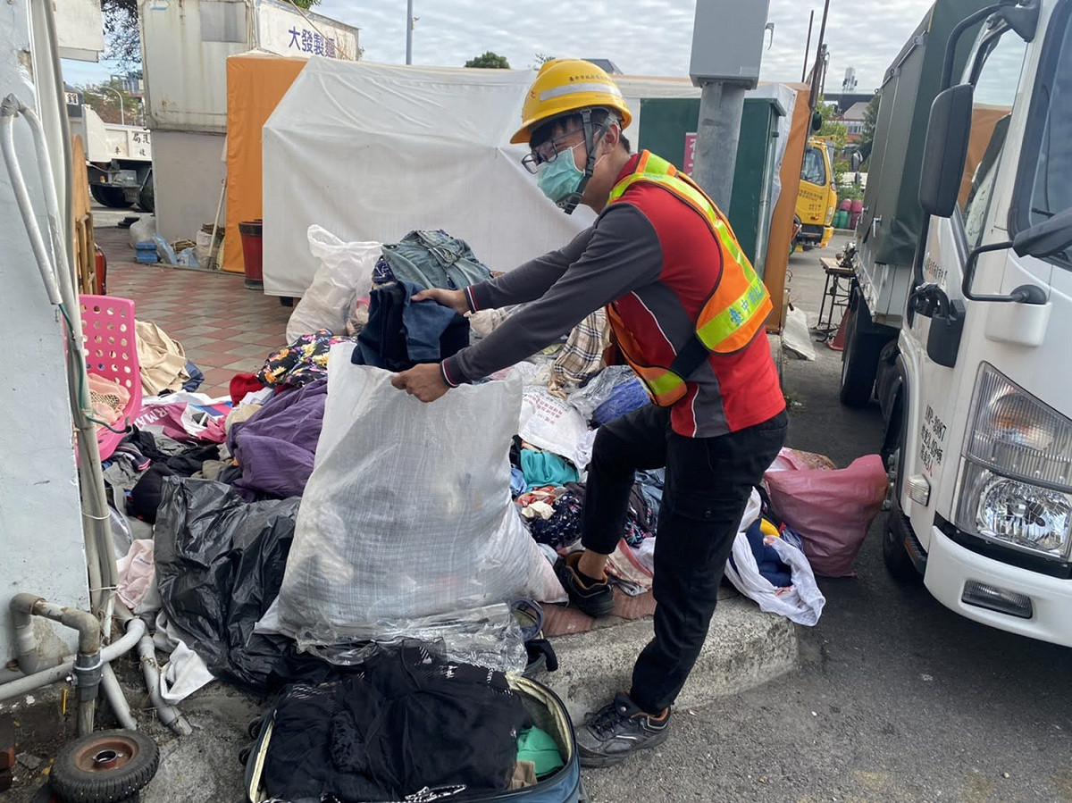 中市清潔隊員拾金不昧。 台中市政府/提供