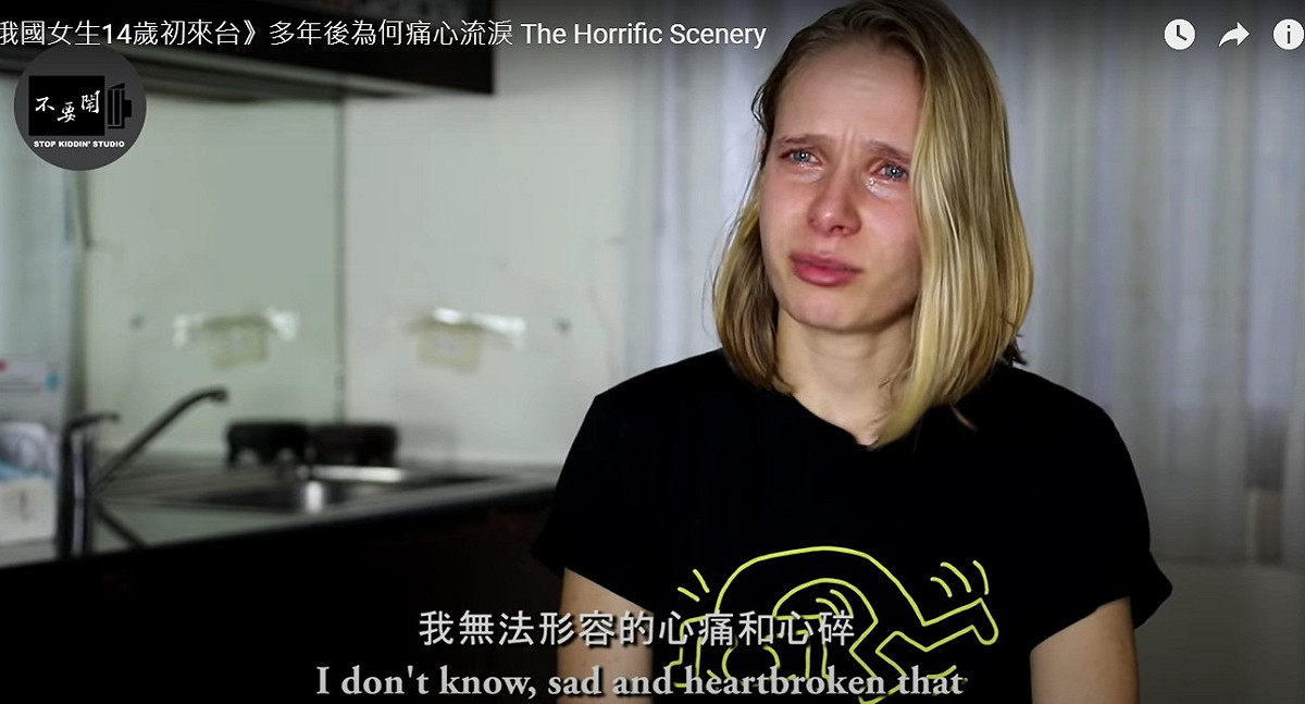 莉娜談到自己在小琉球浮潛目擊海龜竟然在吃人類亂丟的塑膠製品，當場哽咽落淚。 圖：翻攝不要鬧工作室YouTube