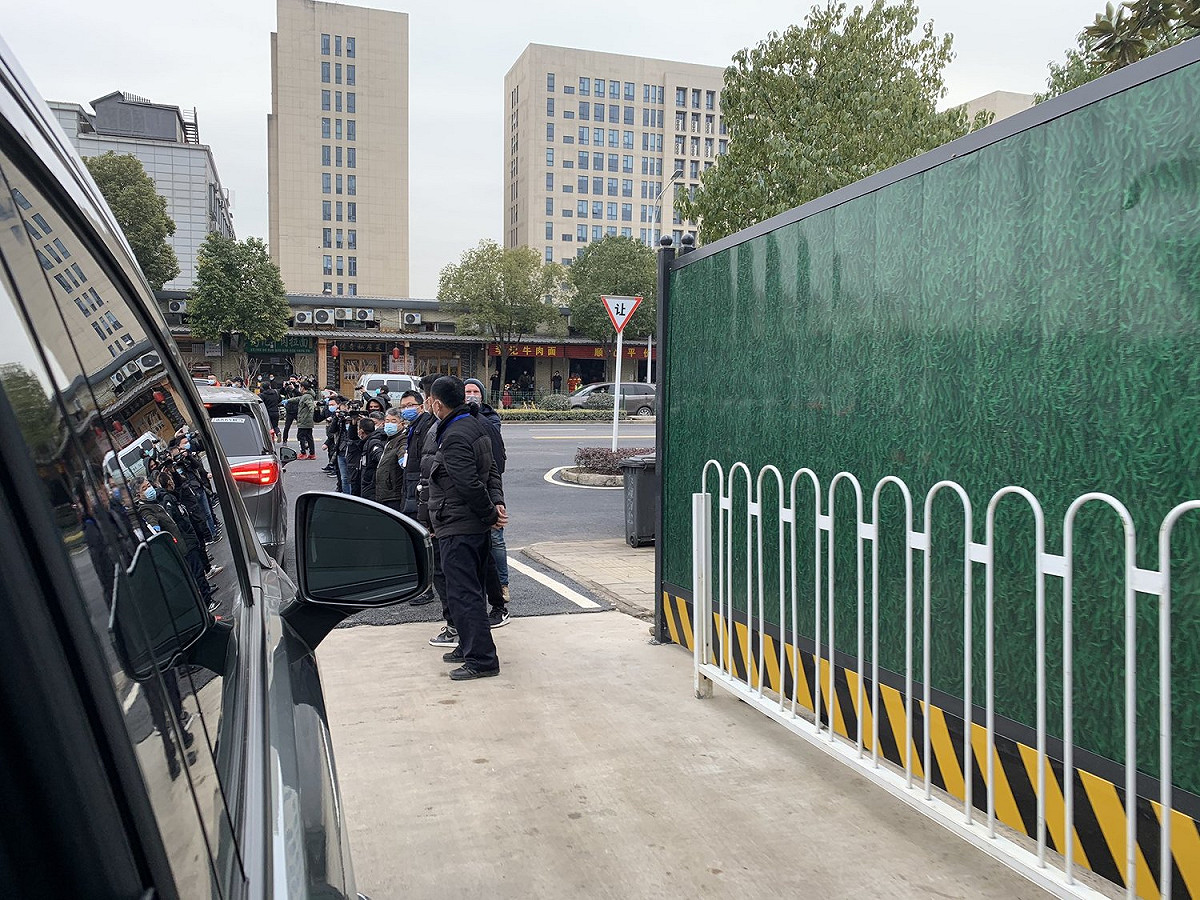世衛專家小組總算在1月31日進入武漢的華南海鮮市場，成員在推特Po出武漢戒備森嚴的照片。 圖：翻攝恩巴瑞克推特