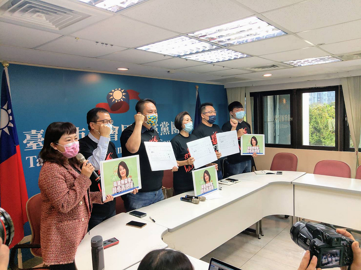 國民黨3位士林北投在地議員汪志冰、陳重文、張斯綱及國民黨議員羅智強、游淑慧以及罷瑤總部執行長楊植斗今宣布發動罷免民進黨立委吳思瑤。 圖：罷瑤總部 / 提供