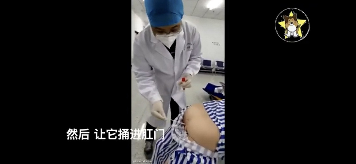 中國醫師用假人示範教學如何透過肛門採集武漢肺炎檢體。現傳出有美國外交官也被肛拭子。 圖 : 翻攝微信