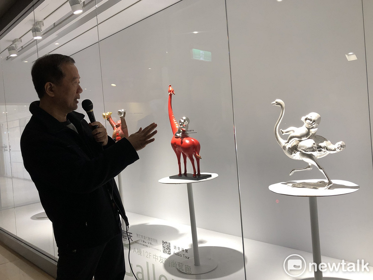陳定鴻老師為來賓導覽作品。 唐復年/攝