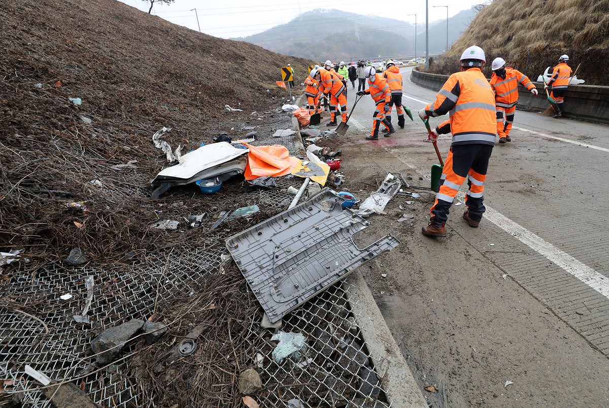 韓國救難人員在高速公路上處理車禍殘骸。 圖 : 翻攝自澎派新聞
