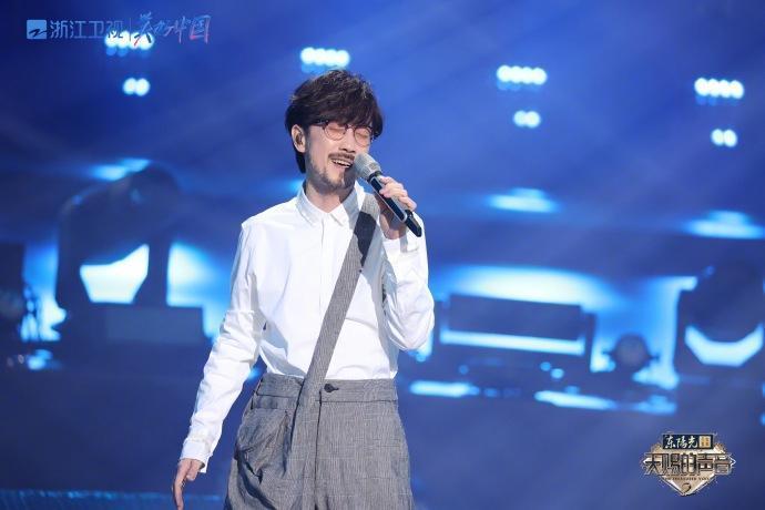 知名製作人周傳雄登上《天賜的聲音2》，台下評審卻是實力、經歷都遠遠不及他的孟美岐，讓網友非常傻眼。 圖：翻攝自微博 浙江衛視天賜的聲音