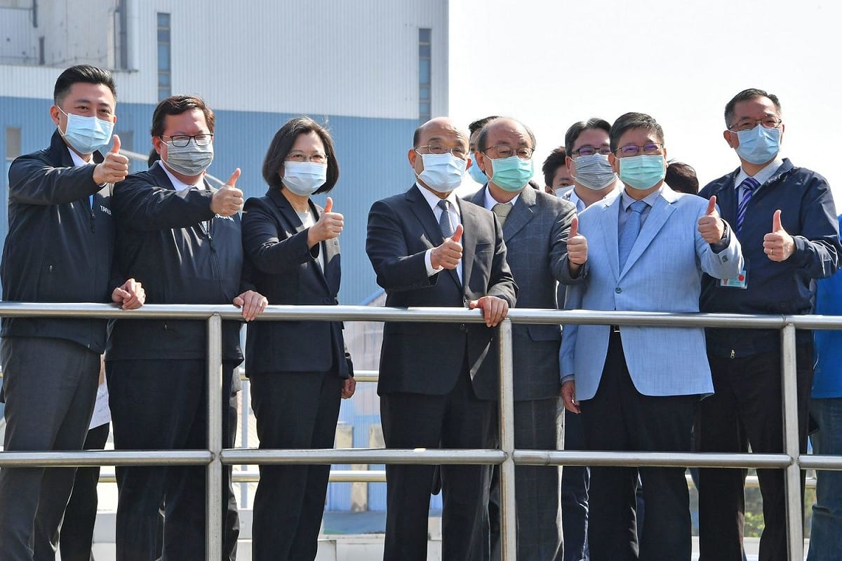 總統蔡英文、行政院長蘇貞昌1日前往視察桃園新竹備援管線完工通水 圖：總統府提供