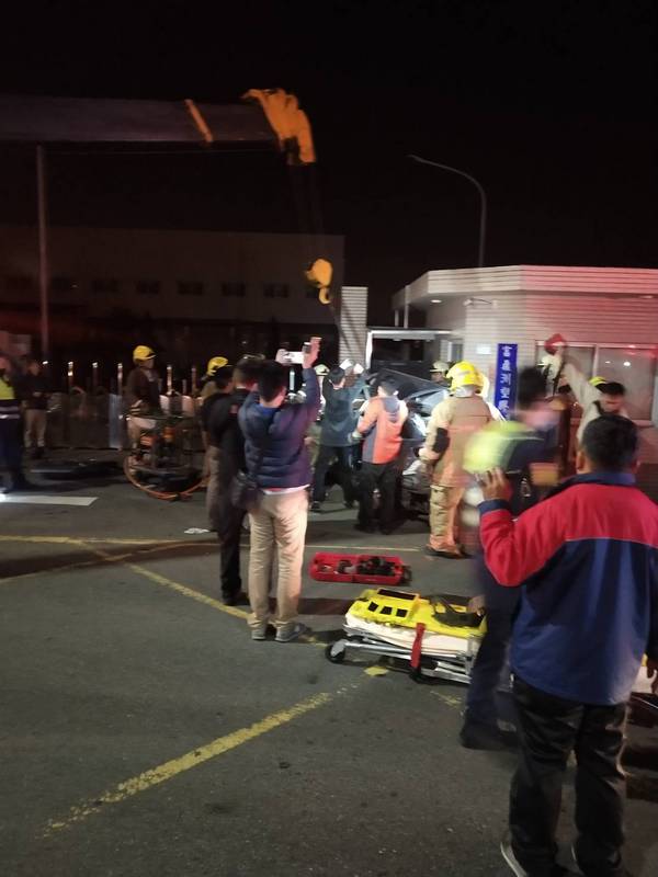 台南安南區驚傳6死的重大車禍，駕駛無照且超載。 圖：台南市消防局提供