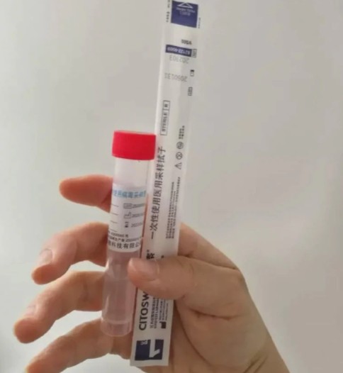 肛拭子核酸採檢所需的棉籤和保存容器。 圖：翻攝微博