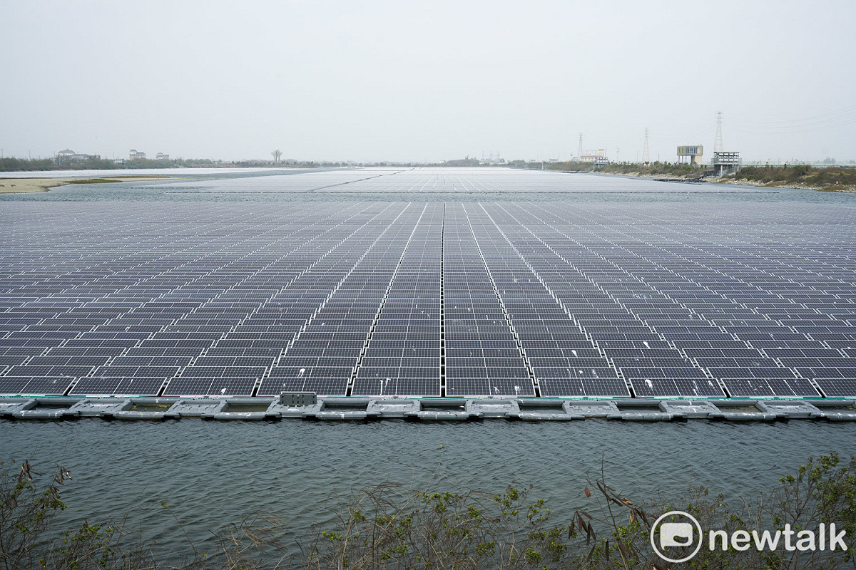嘉義縣新塭滯洪池光電系統於2020年9月底併網發電，是全台最大水面型滯洪池光電系統，面積達30.4公頃，裝置容量為35.5MW，預計年發電約5,000萬度以上，不過，原本開闊水域的滯洪池卻也因而破碎化，變成藍色光電板的世界。 圖：張良一/攝