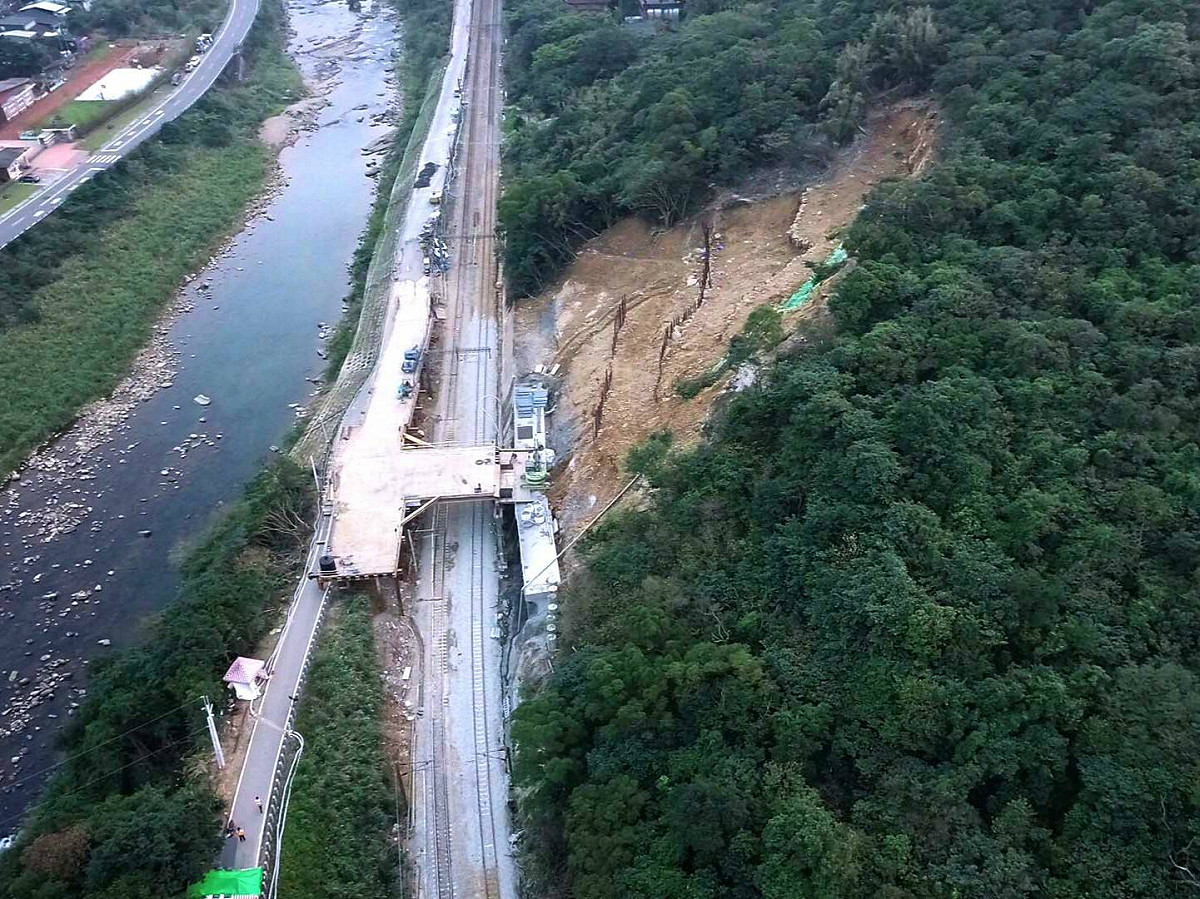 台鐵表示，瑞芳-猴硐路段搶修順利，可望提早於明日全線通車。 圖：台鐵／提供
