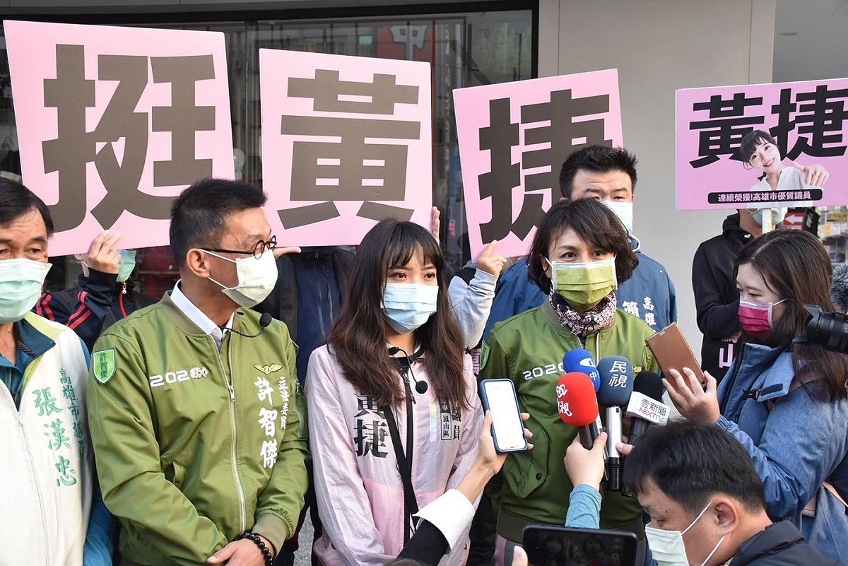 邱議瑩今日跨區挺黃捷，希望為鳳山留下會做事的議員。 圖：截取自邱議瑩臉書
