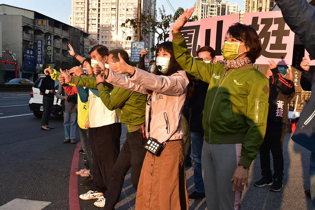 多位立委、議員與當地里長陪黃捷上街頭，呼籲鳳山選民投下不同意罷免票。 圖：截取自邱議瑩臉書