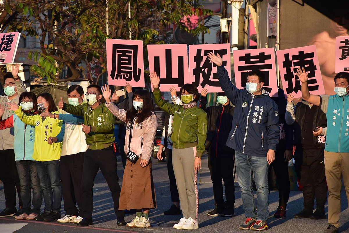 黃捷今早持續到街頭籲請鳳山選民2月6日出來投「不同意」罷免票。 圖：截取自邱議瑩臉書
