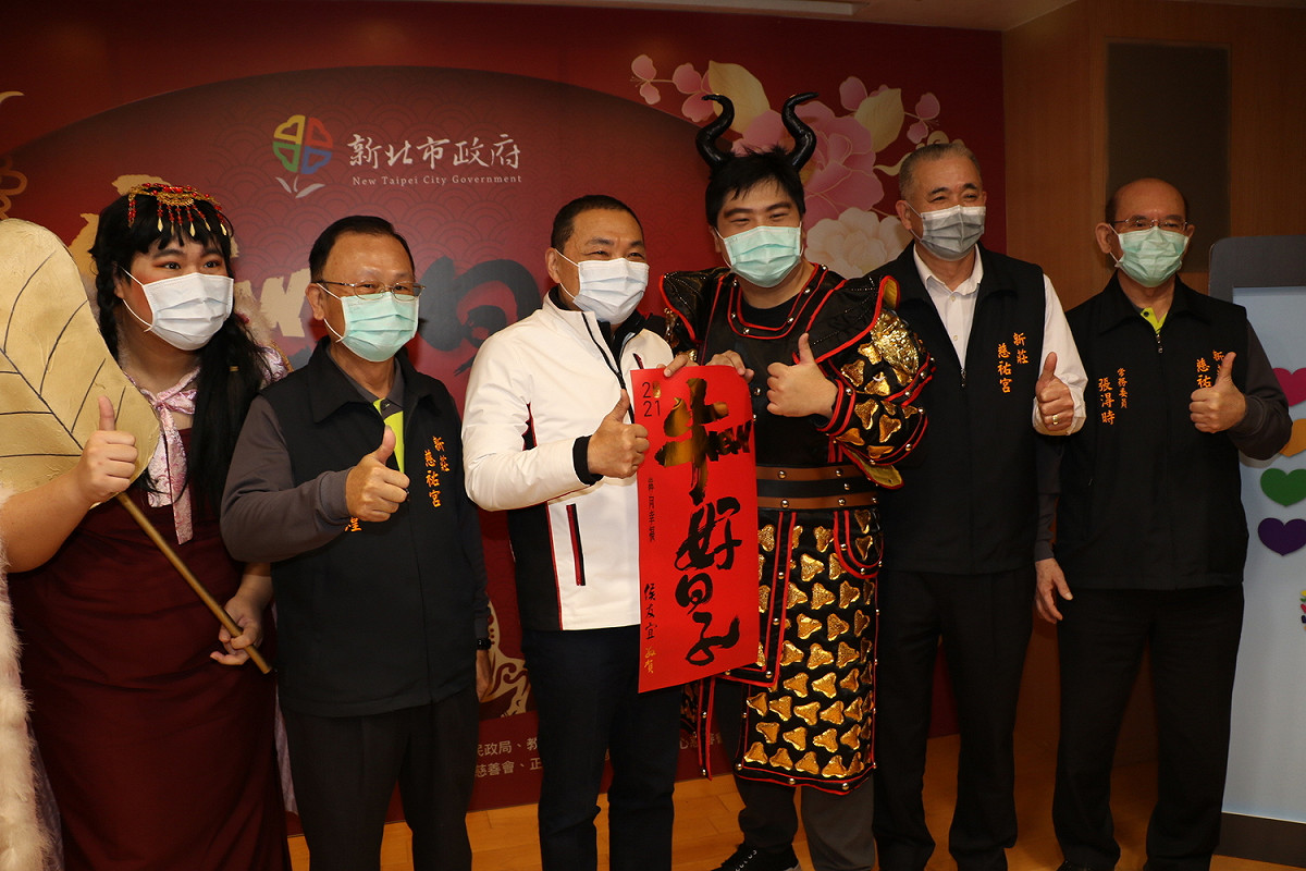 新北市長侯友宜(中)認為國民黨有自己的機制跟規定，他完全尊重黨的決定，對於這次趙少康重回國民黨，他樂觀其成。 圖：新北市政府/提供