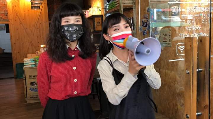 黃捷(右)呼籲支持者一定要出來投不同意票。 圖:翻攝黃捷臉書