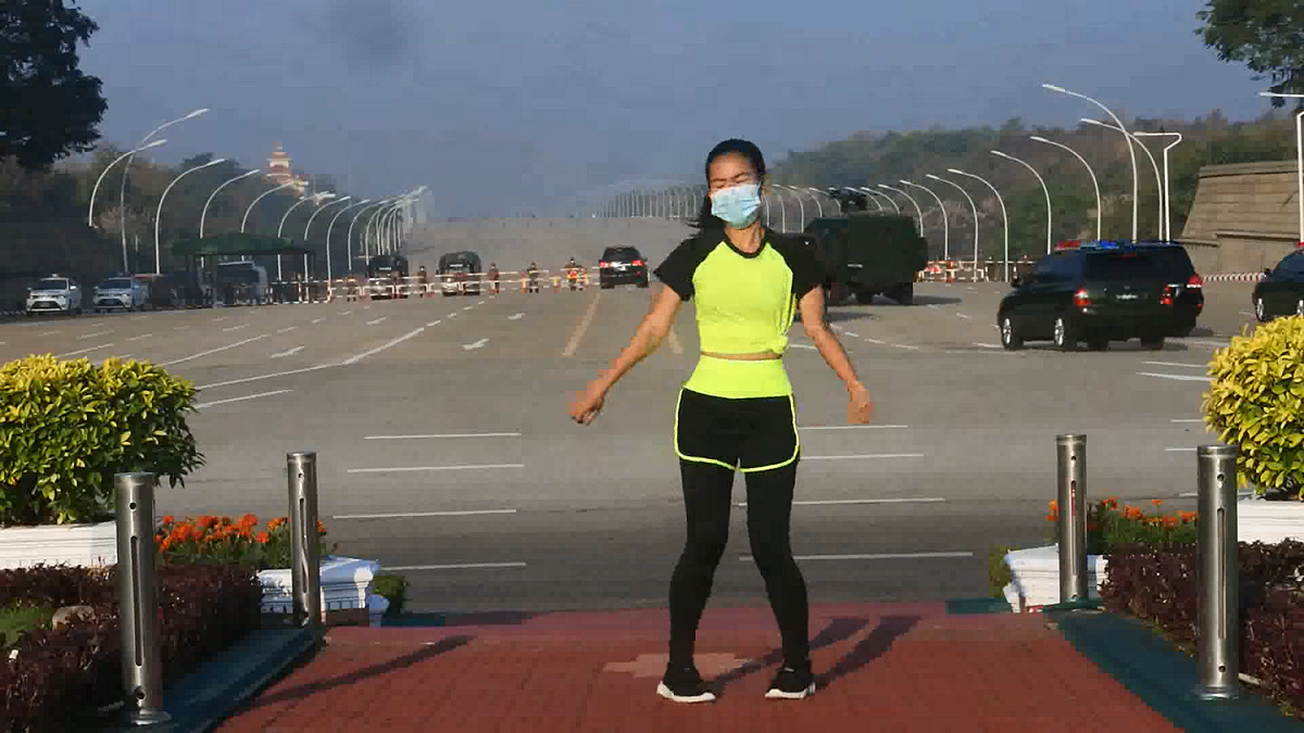 金欣薇身後有多輛軍方車輛駛過，但她渾然未覺，意外錄下緬甸軍方政變過程。 圖：翻攝自Khing Hnin Wai臉書