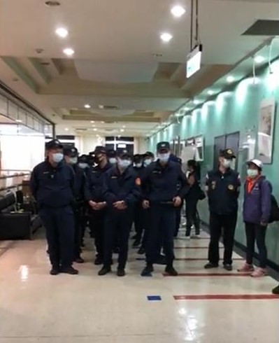 台灣土地正義行動聯盟2日與東勢重劃地主到台中市地政局到地政局抗議，和警方僵持至深夜。 圖：台灣土地正義行動聯盟直播
