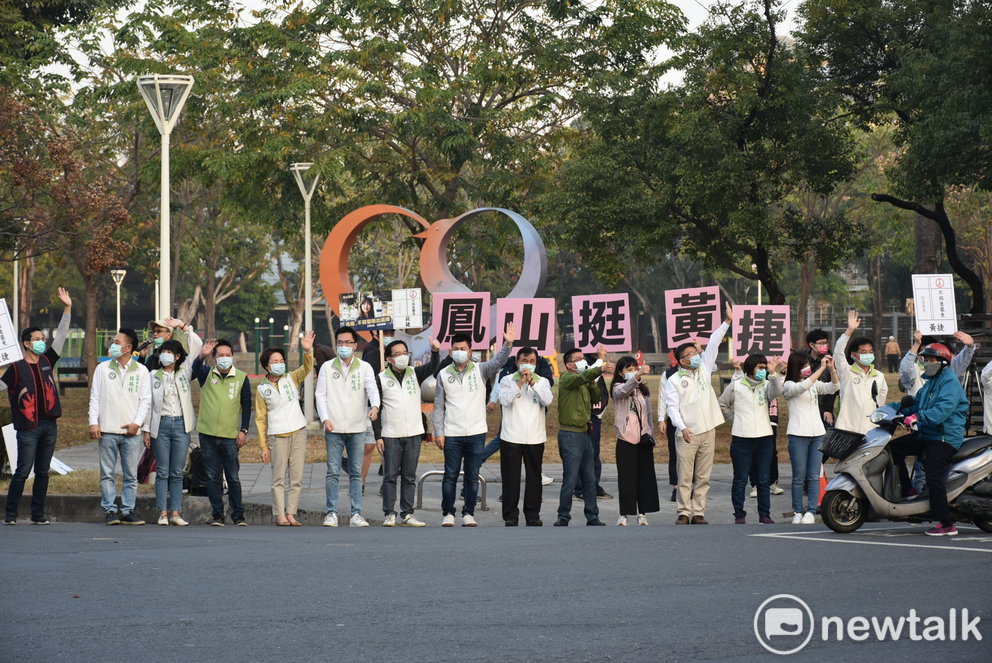 民進黨高雄市議會黨團總動員力挺黃捷。 圖：孫家銘/攝