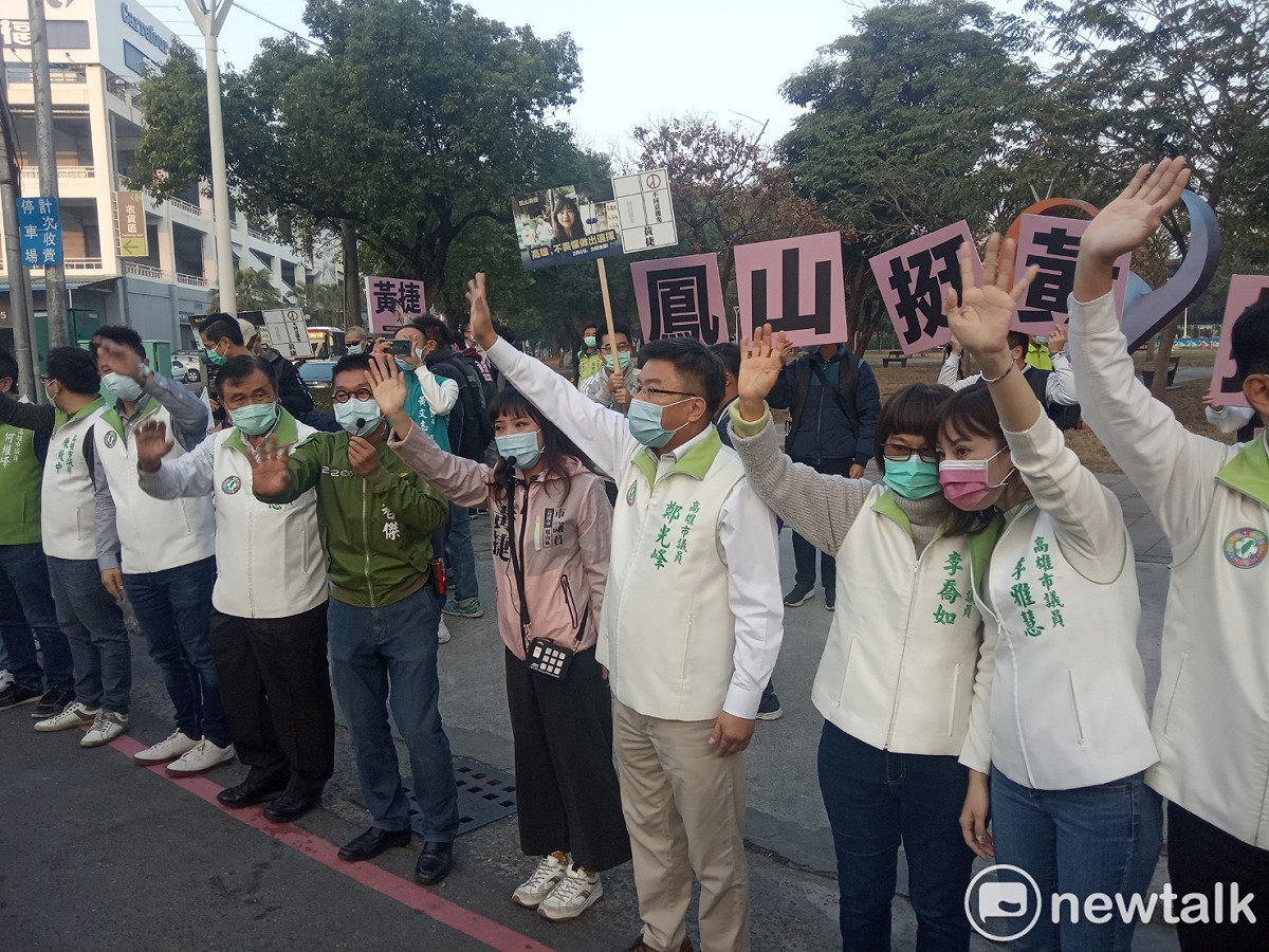 黃捷(中)由民進黨議員陪同在路口揮手。 圖：孫家銘/攝