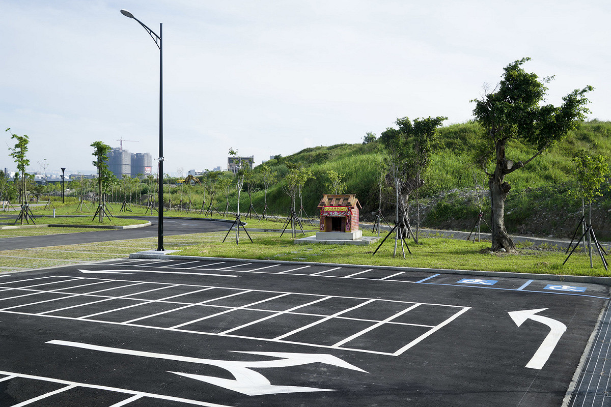 台中市南屯區一處農地，原本是良田萬頃，變更成市地重劃區後，原本守護農地和農作物的土地公廟，現在變成守護停車塲的汽機車。 圖：張良一/攝