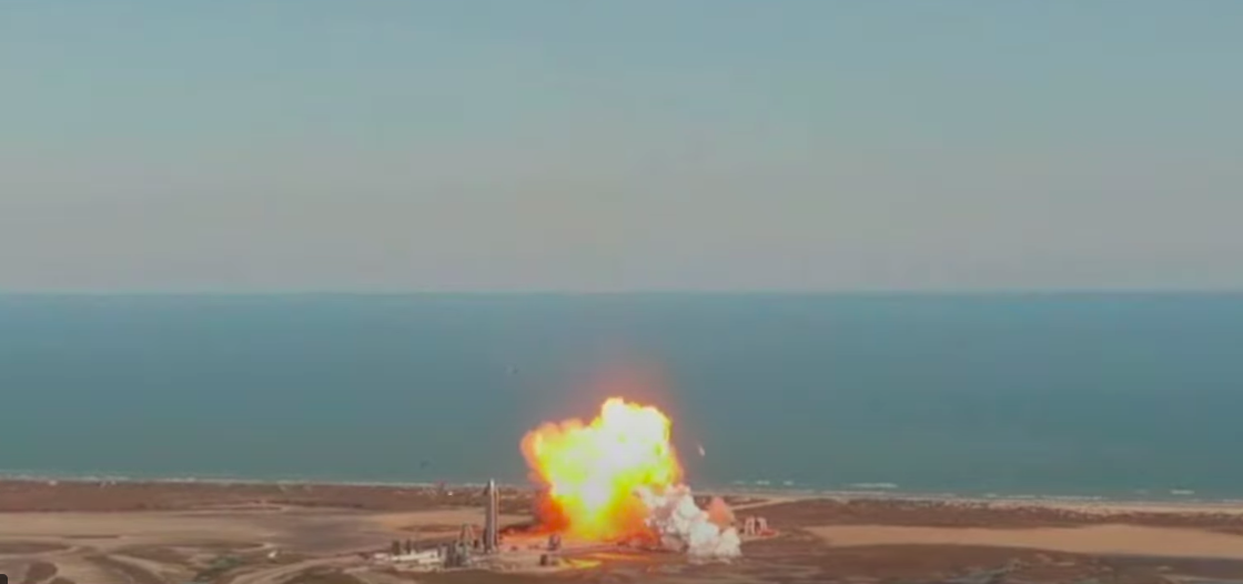 SpaceX進行SN9星艦飛行測試，降落回地面時墜毀成一團火球。 圖：擷取自SpaceX試射直播畫面