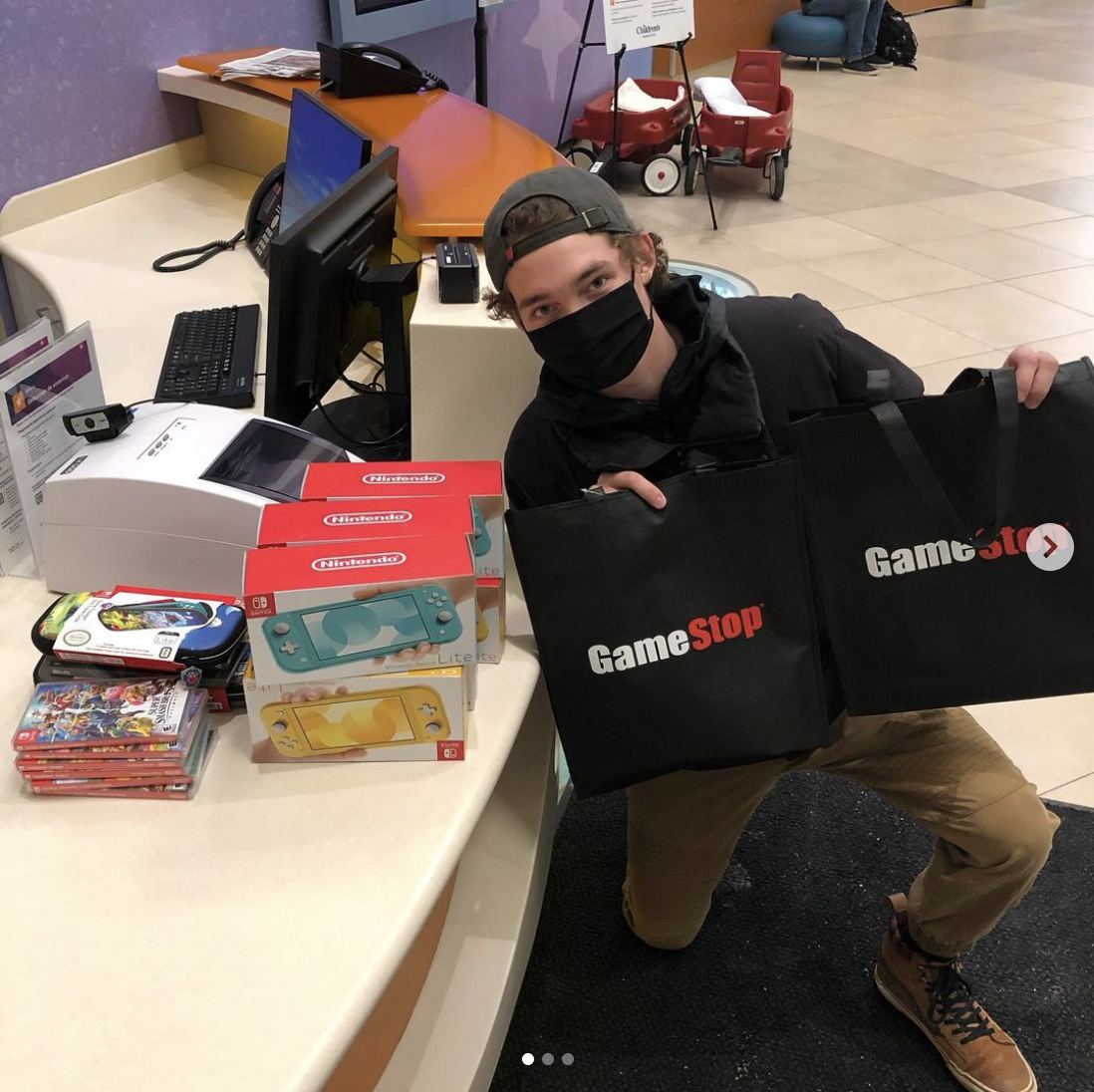 卡恩（Hunter Kahn）將先前在GameStop股票中取得的利潤，捐獻了6台當紅遊戲機Switch給當地的兒童醫院。 圖：翻攝自Hunter Kahn個人IG