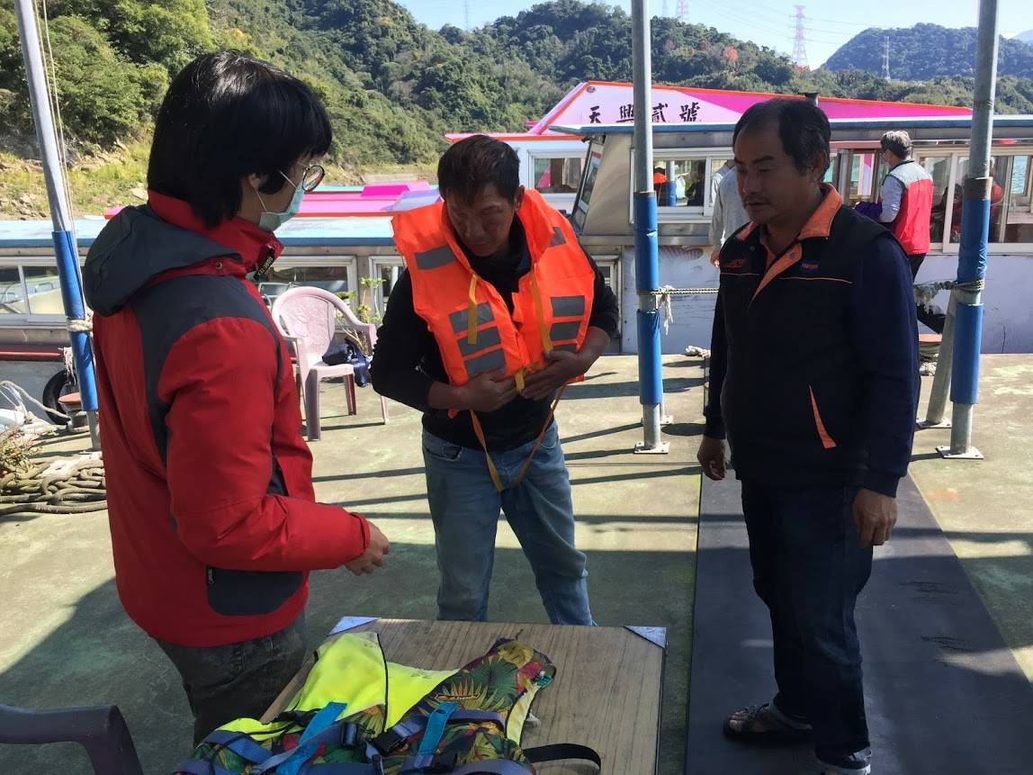 業者實地操作穿著救生衣。 圖：交通部航港局／提供
