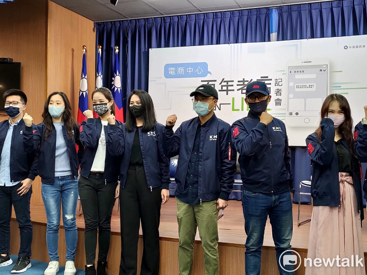 國民黨青年宣傳新版飛行外套。 圖：黃建豪/攝