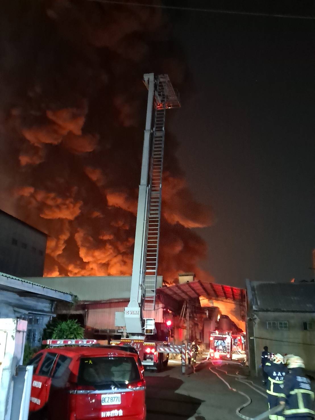 嘉義市青年街今天凌晨發生火警，火勢猛烈。 圖：嘉義市消防局/提供