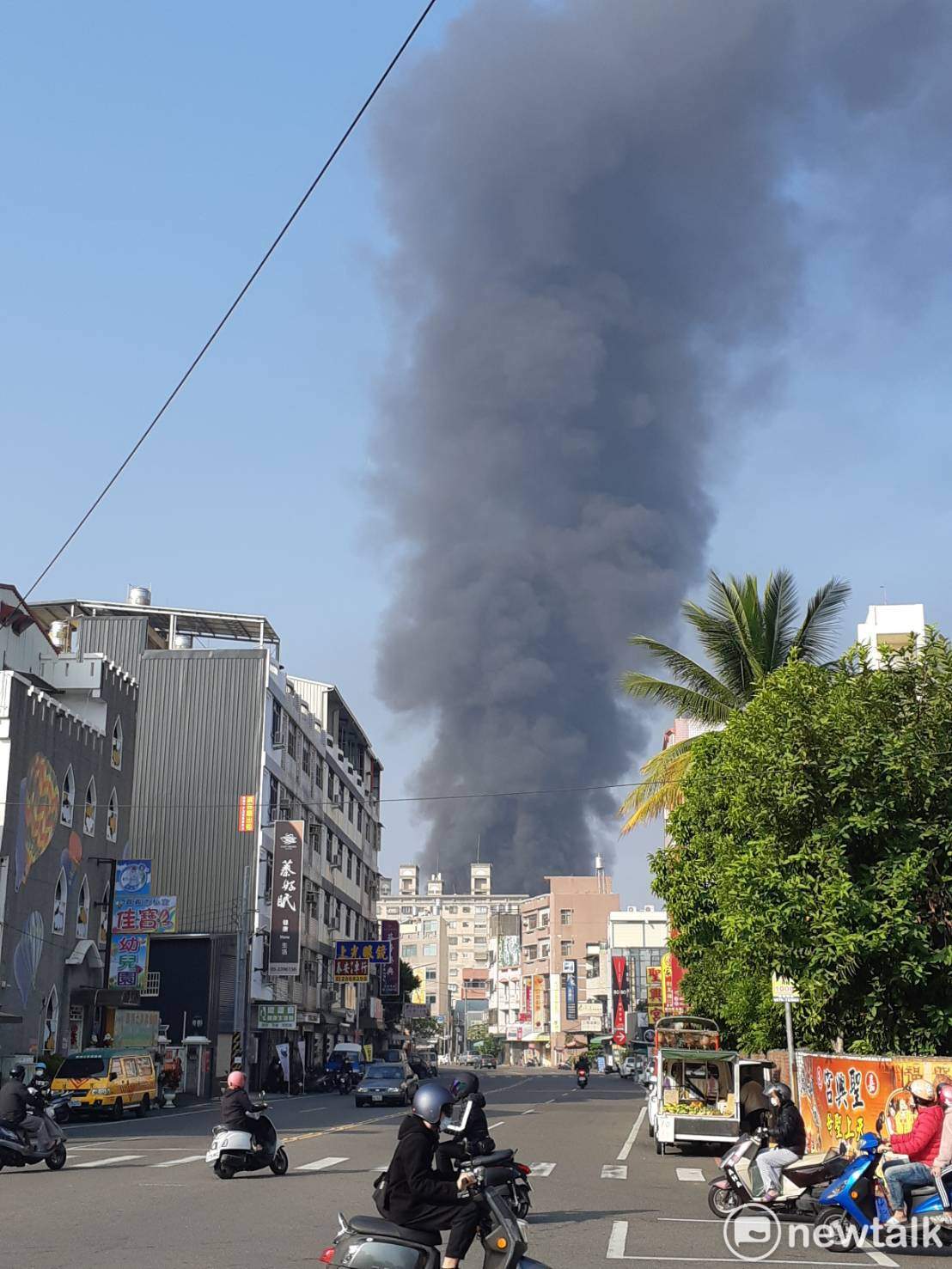 嘉義市青年街今天凌晨發生火警，從市區望過去，濃煙好像龍捲風。 圖：蔡坤龍/攝