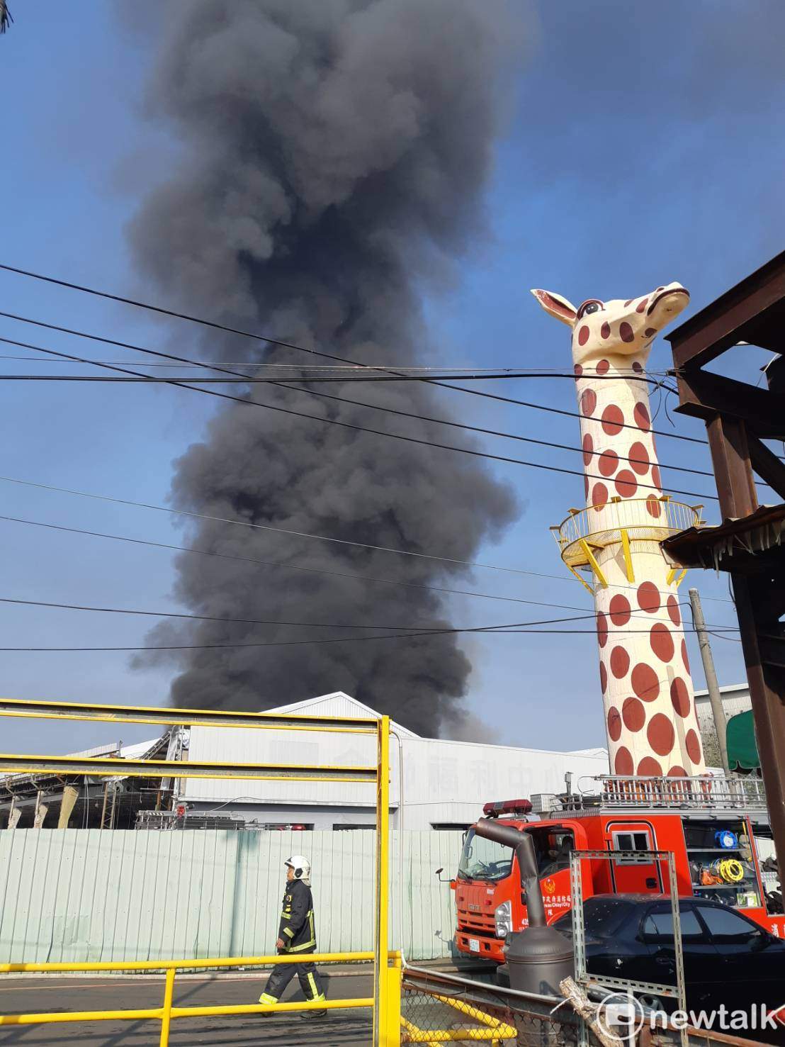嘉義市青年街今天凌晨發生火警，現場鄰近過去以長頸鹿地標聞名的全買大賣場。 圖：蔡坤龍/攝