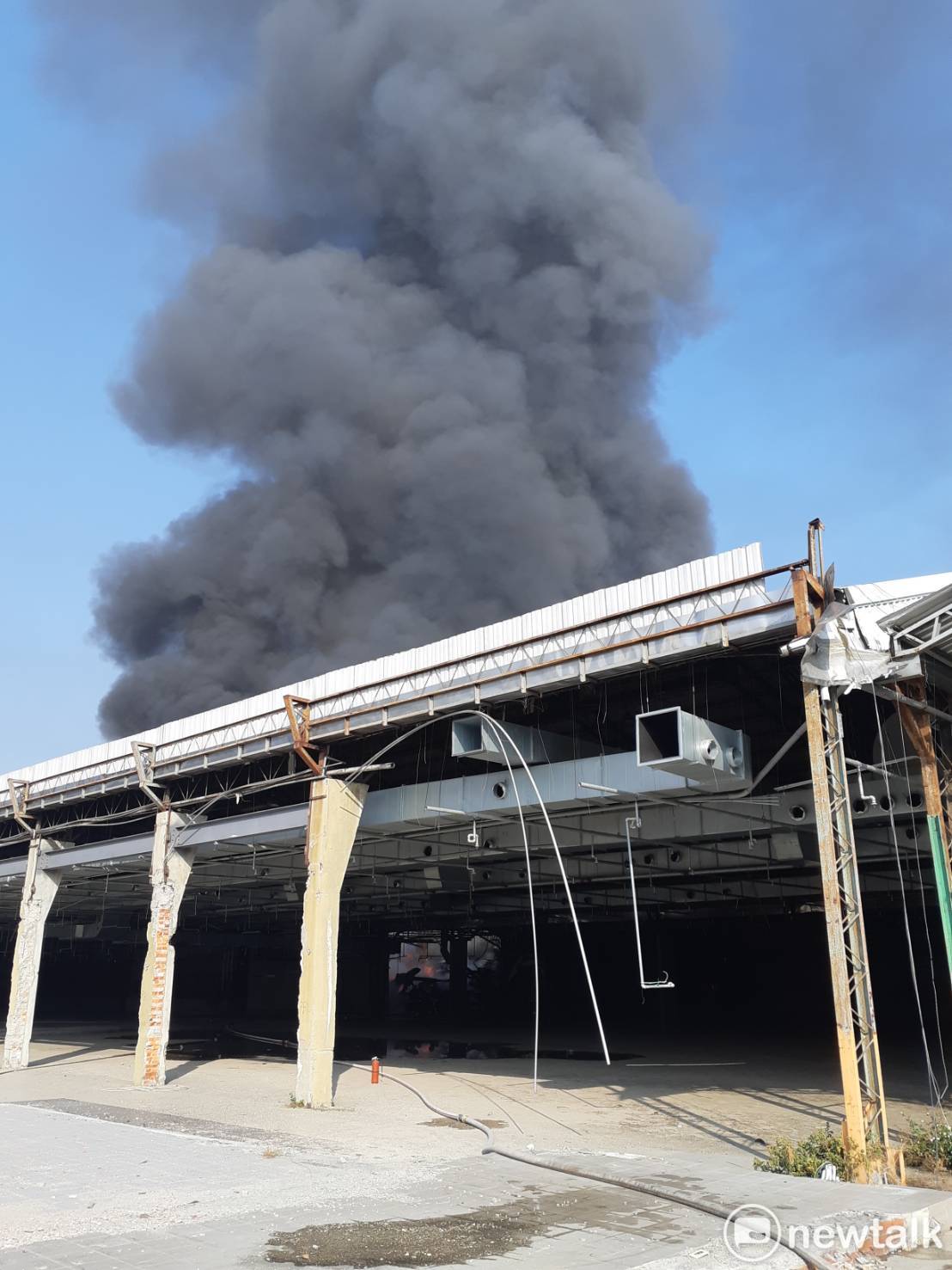 嘉義市青年街今天凌晨發生火警，濃煙的形狀很像龍捲風，氣勢驚人。 圖：蔡坤龍/攝