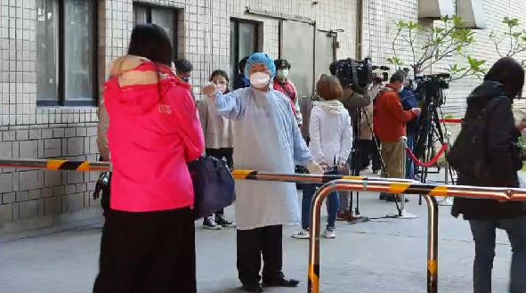 部桃清零計畫今日啟動，一早醫院外就有醫護人員及外包人員排隊等候採檢。 圖：民眾提供