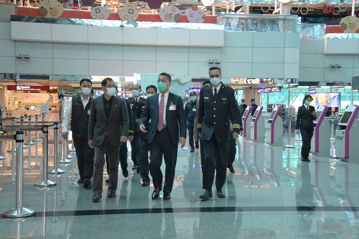 內政部長徐國勇赴桃園機場慰勉移民署及航警局執勤同仁。 圖：內政部提供
